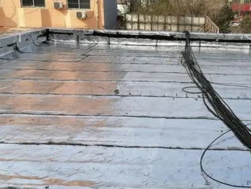 中宁卫生间漏水维修公司分享下中宁屋面楼顶防水刚性防水层施工要点。
